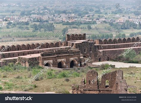 Der Qila Rohtas - Ein imposantes Festungsdenkmal aus vergangenen Zeiten!