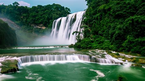 Der Huangguoshu-Wasserfall: Ein tosendes Spektakel der Natur und ein Muss für jeden Reisenden!